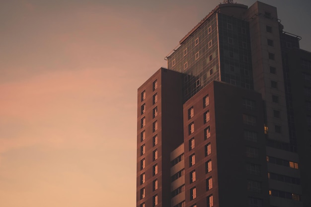 Riga, Lettonie - 15 novembre 2021 : maison à plusieurs étages tôt le matin, effet de soleil