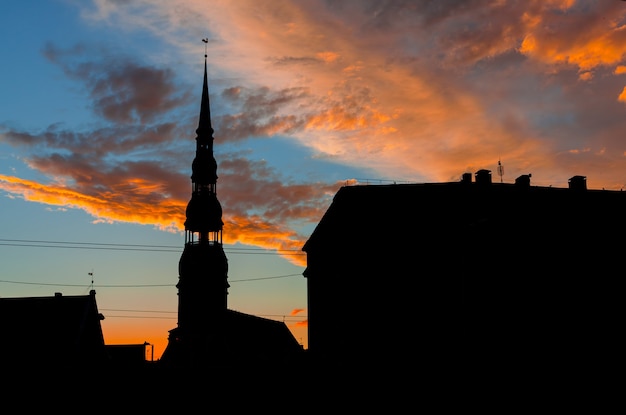 RIGA, LETTONIE - 22 juillet 2011 : Silhouettes du vieux Riga. Architecture du vieux Riga tôt le matin. Riga est la capitale et la plus grande ville de Lettonie