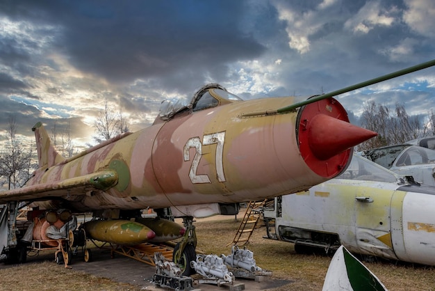 RIGA, LETTONIE - 26 mars 2021 : Détail d'un Mikoyan Mig 21, nom de code de l'OTAN 'Fishbed', exposé au musée de l'aviation de Riga