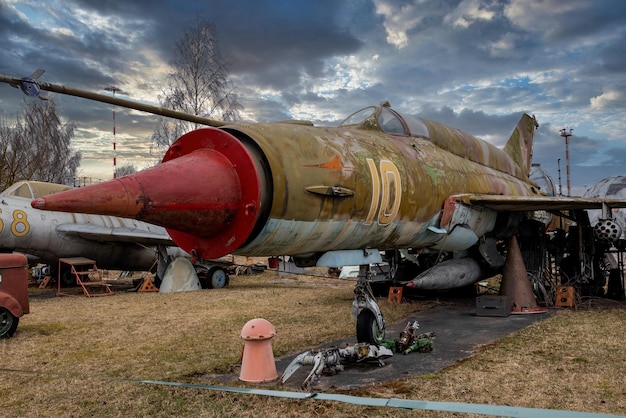 RIGA, LETTONIE - 26 mars 2021 : Détail d'un Mikoyan Mig 21, nom de code de l'OTAN 'Fishbed', exposé au musée de l'aviation de Riga