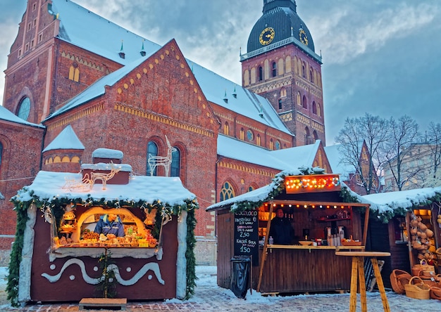 Riga, Lettonie - 28 décembre 2014 : kiosques de Noël décorés au crépuscule au cœur de la vieille ville de Riga le 28 décembre 2014. Lettonie