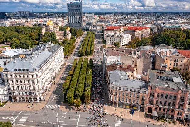 Riga, Lettonie. 29 août 2021. Personnes exécutant le marathon international de Rimi Riga près de la statue de la liberté Milda.