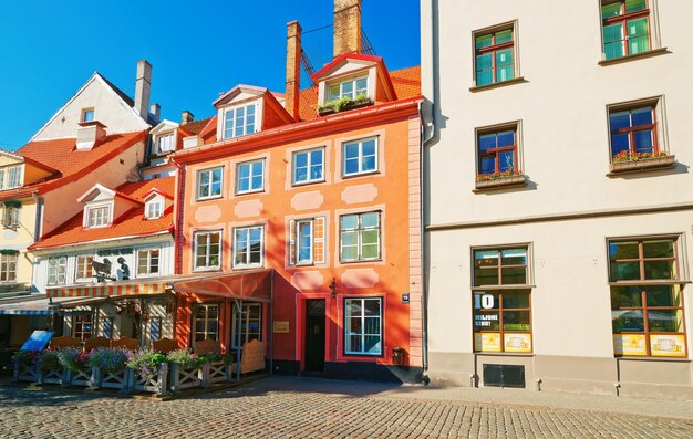 Riga, Lettonie - 3 septembre 2014 : café en plein air de la rue dans le centre historique de la vieille ville de Riga, Lettonie, pays balte.