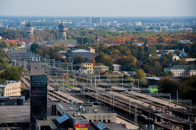 RIGA, LETTONIE - 4 OCTOBRE 2021 : une vue aérienne de la voie ferrée.