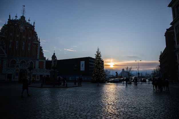 Riga, Lettonie - 7 Décembre 2018 : Maison Des Points Noirs à Riga. Ambiance Et Ambiance De Noël. Temps De Fête D'hiver.