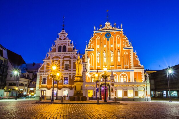 Riga Lettonie Panorama de la place de l'hôtel de ville, lieu populaire avec des monuments célèbres dessus dans un éclairage lumineux du soir au crépuscule d'hiver, nouvel an d'hiver, saison des vacances de Noël