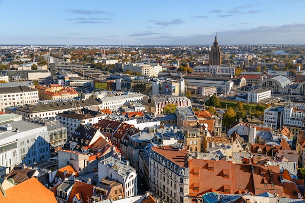 Riga Lettonie vue panoramique aérienne de la tour de l'église Saint-Pierre à la ville