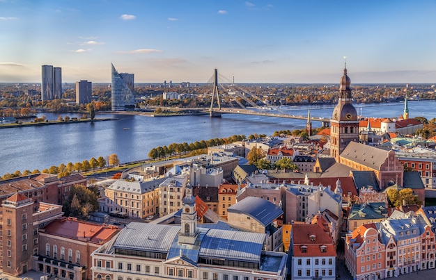 Riga Lettonie Vue panoramique aérienne de la tour de l'église St Peters à la ville rivière Daugava