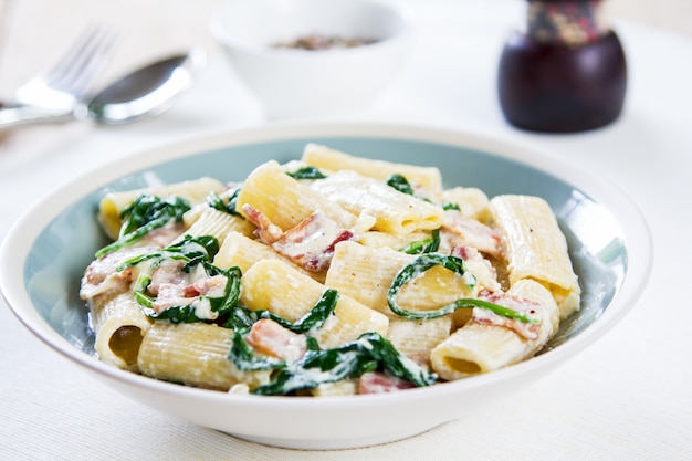 Rigatoni avec sauce crème au bacon et aux épinards