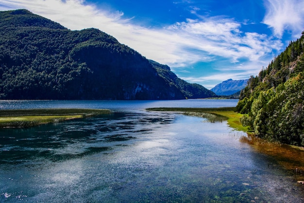 Rio Arrayanes dans le Parc National Los Alerces à Chubut Argentine