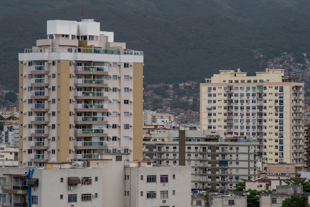Rio, Brésil - 17 septembre 2021 : Des milliers de bâtiments qui composent le paysage urbain de la partie nord de la ville dans le quartier de Cachambi