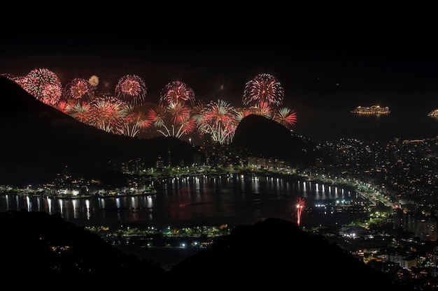 Rio Brésil 31 décembre 2022 feu d'artifice sur la plage de Copacabana vu de Vista Chinesa