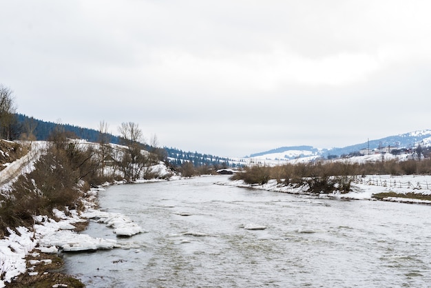 Rio con hielo en los montes Carpatos