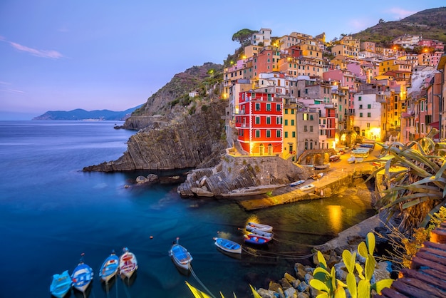 Riomaggiore, la première ville de la séquence Cique Terre de villes de colline en Ligurie, Italie