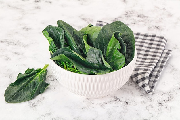 Photo ripe green spinach leaves heap