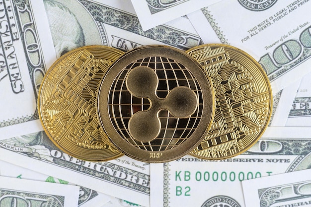 Photo ripple cryptocurrency pièces d'or et billet d'un dollar en arrière-plan