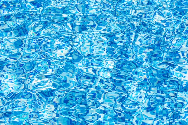 Ripple l&#39;eau dans la piscine avec le reflet du soleil