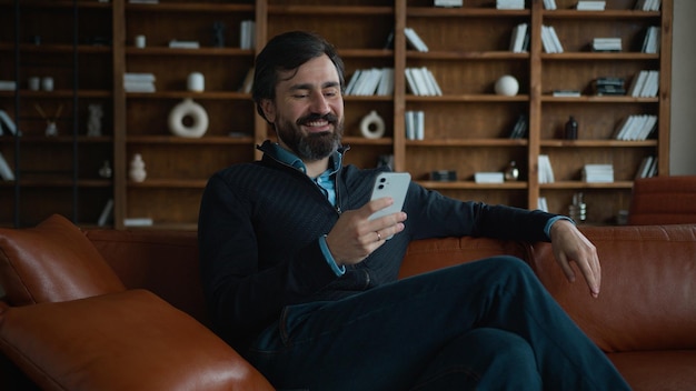 Rire détendu caucasien mature souriant homme d'affaires client utilisateur homme entrepreneur rire en utilisant
