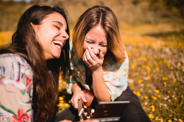 Rire des femmes avec photo