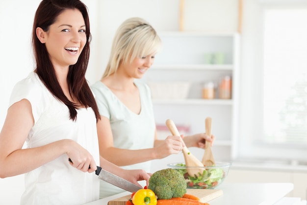 Rire des femmes préparant le dîner