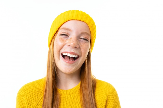 Rire fille rousse européenne avec des taches de rousseur gros plan sur un blanc