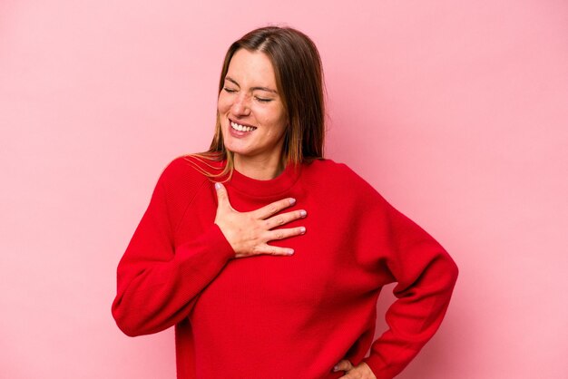 Rire en gardant les mains sur le coeur concept de bonheur