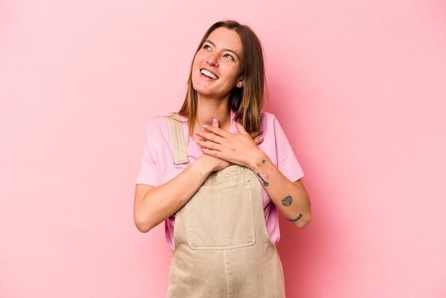 Rire en gardant les mains sur le coeur concept de bonheur