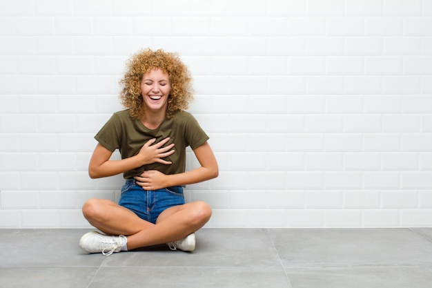 rire à haute voix à une blague hilarante, se sentir heureux et gai, s'amuser