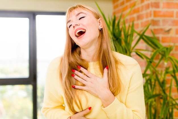 Rire à haute voix à une blague hilarante se sentir heureux et joyeux en s'amusant