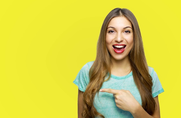 Rire jeune femme en t-shirt doigt pointé