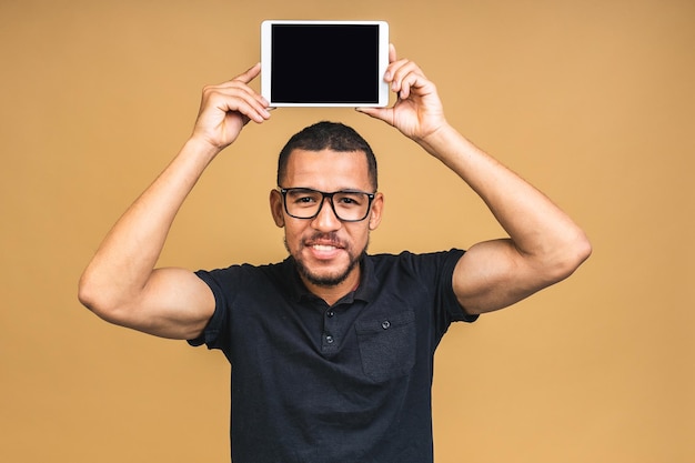 Rire jeune homme noir afro-américain tenant un Touch Pad Tablet PC