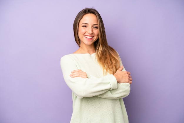 rire joyeusement avec les bras croisés avec une pose détendue positive et satisfaite