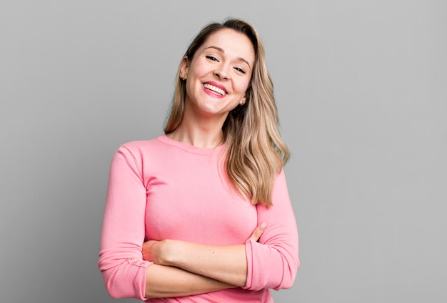 rire joyeusement avec les bras croisés avec une pose détendue positive et satisfaite