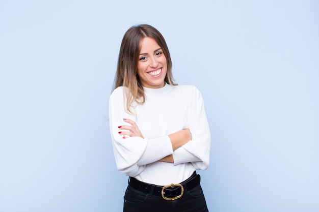 rire joyeusement avec les bras croisés, avec une pose détendue, positive et satisfaite