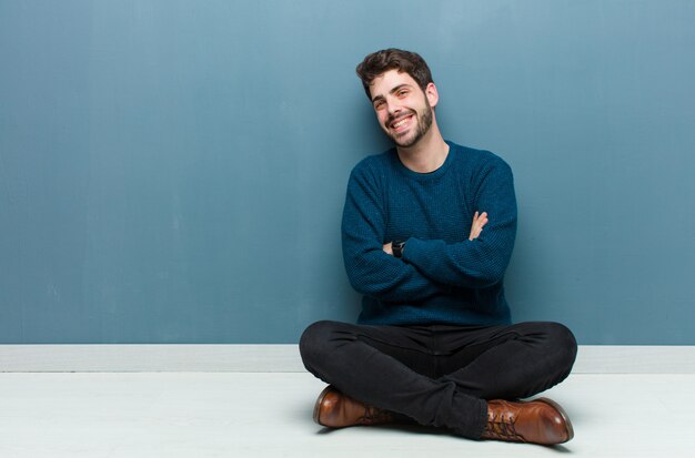 rire joyeusement avec les bras croisés, avec une pose détendue, positive et satisfaite