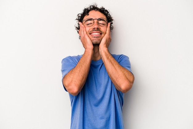 Rire joyeusement en gardant les mains sur la tête Concept de bonheur