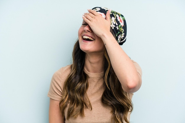 Rire joyeusement en gardant les mains sur la tête Concept de bonheur