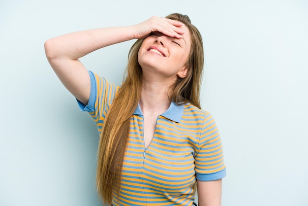 Rire joyeusement en gardant les mains sur la tête Concept de bonheur