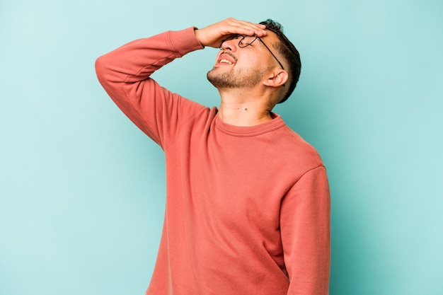 Rire joyeusement en gardant les mains sur la tête Concept de bonheur