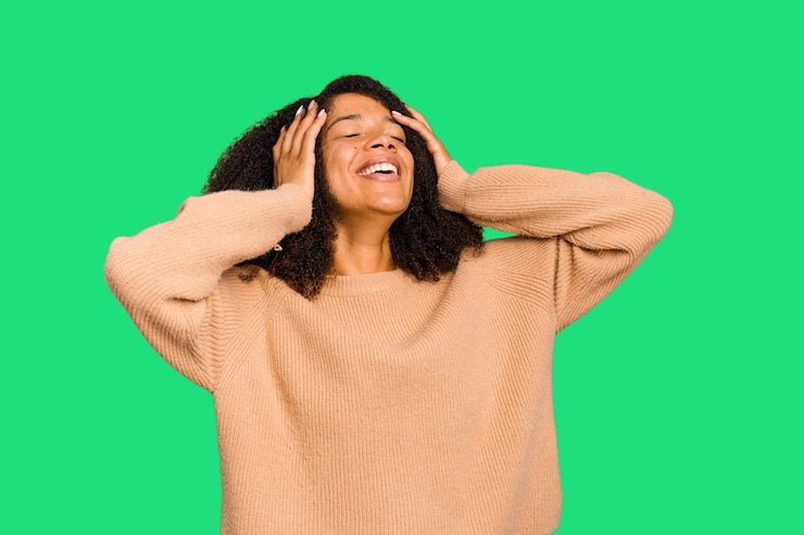 Photo rire joyeusement en gardant les mains sur la tête concept de bonheur