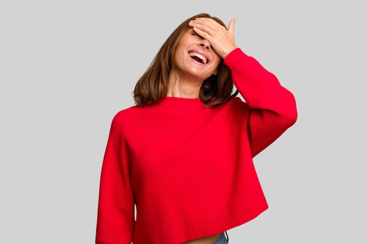 Photo rire joyeusement en gardant les mains sur la tête concept de bonheur