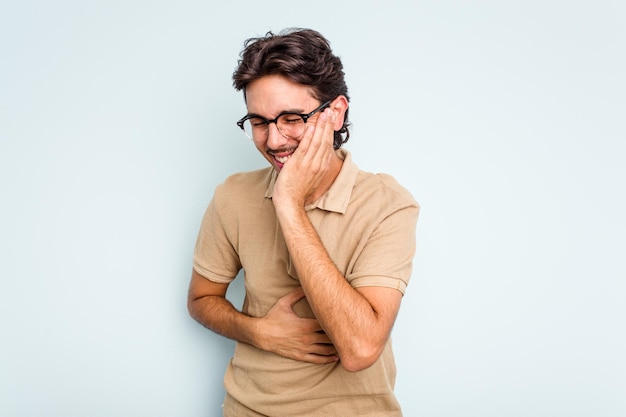 Rire joyeusement et s'amuser en gardant les mains sur le ventre