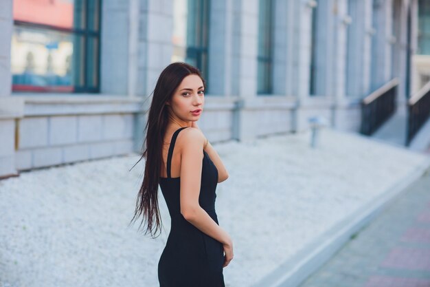 Rire de mode femme dans la rue de la ville en Europe. Jeune fille à la mode souriante dans la ville européenne d'été. Portrait de femme heureuse. Copiez l'espace.