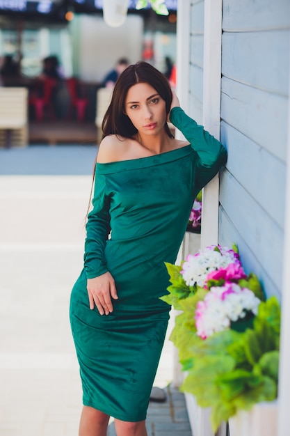 Rire de mode femme dans la rue de la ville en Europe. Jeune fille à la mode souriante dans la ville européenne d'été. Portrait de femme heureuse. Copiez l'espace.