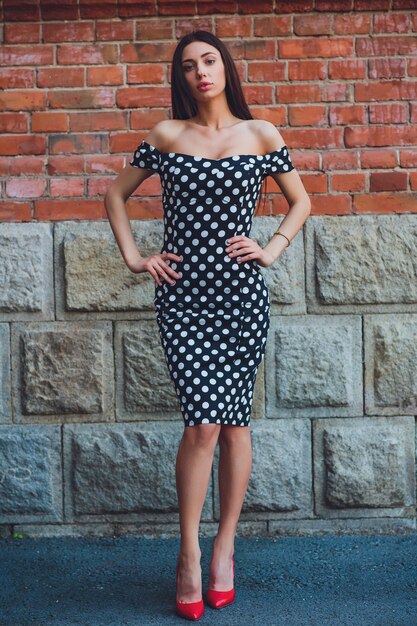 Rire de mode femme dans la rue de la ville en Europe. Jeune fille à la mode souriante dans la ville européenne d'été. Portrait de femme heureuse. Copiez l'espace.