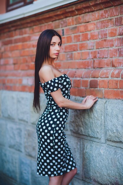 Rire de mode femme dans la rue de la ville en Europe. Jeune fille à la mode souriante dans la ville européenne d'été. Portrait de femme heureuse. Copiez l'espace.