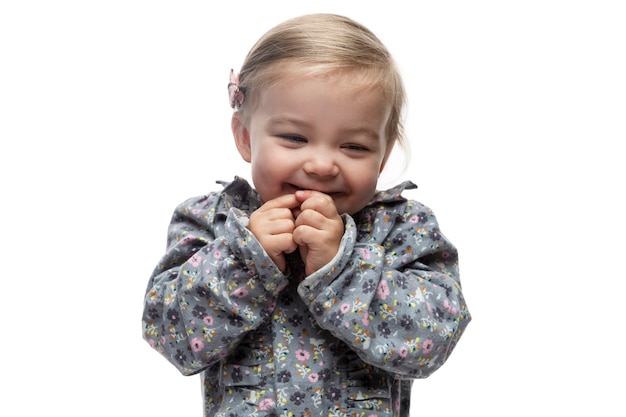 Rire petite fille de 3 ans dans une robe à fleurs. Amour, tendresse et soin des enfants. Isolé sur fond blanc.