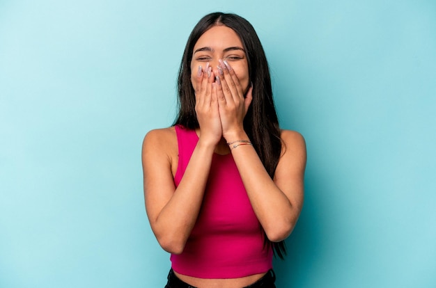 Rire de quelque chose couvrant la bouche avec les mains