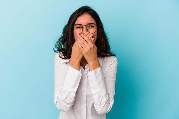 Rire de quelque chose couvrant la bouche avec les mains