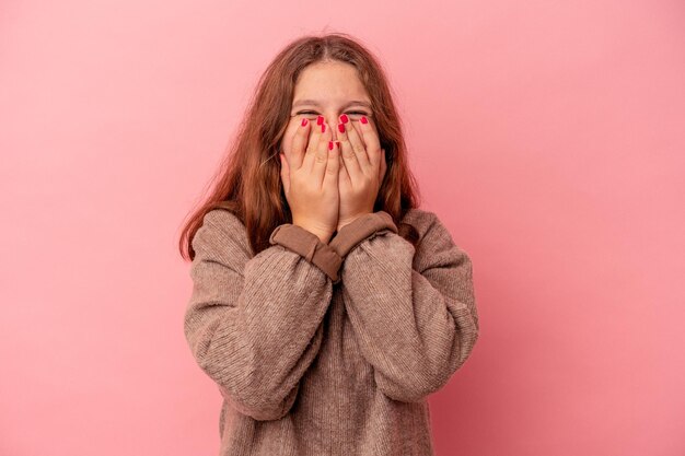 Rire de quelque chose couvrant la bouche avec les mains